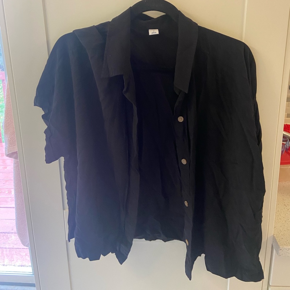 Black button up collared women’s crop top